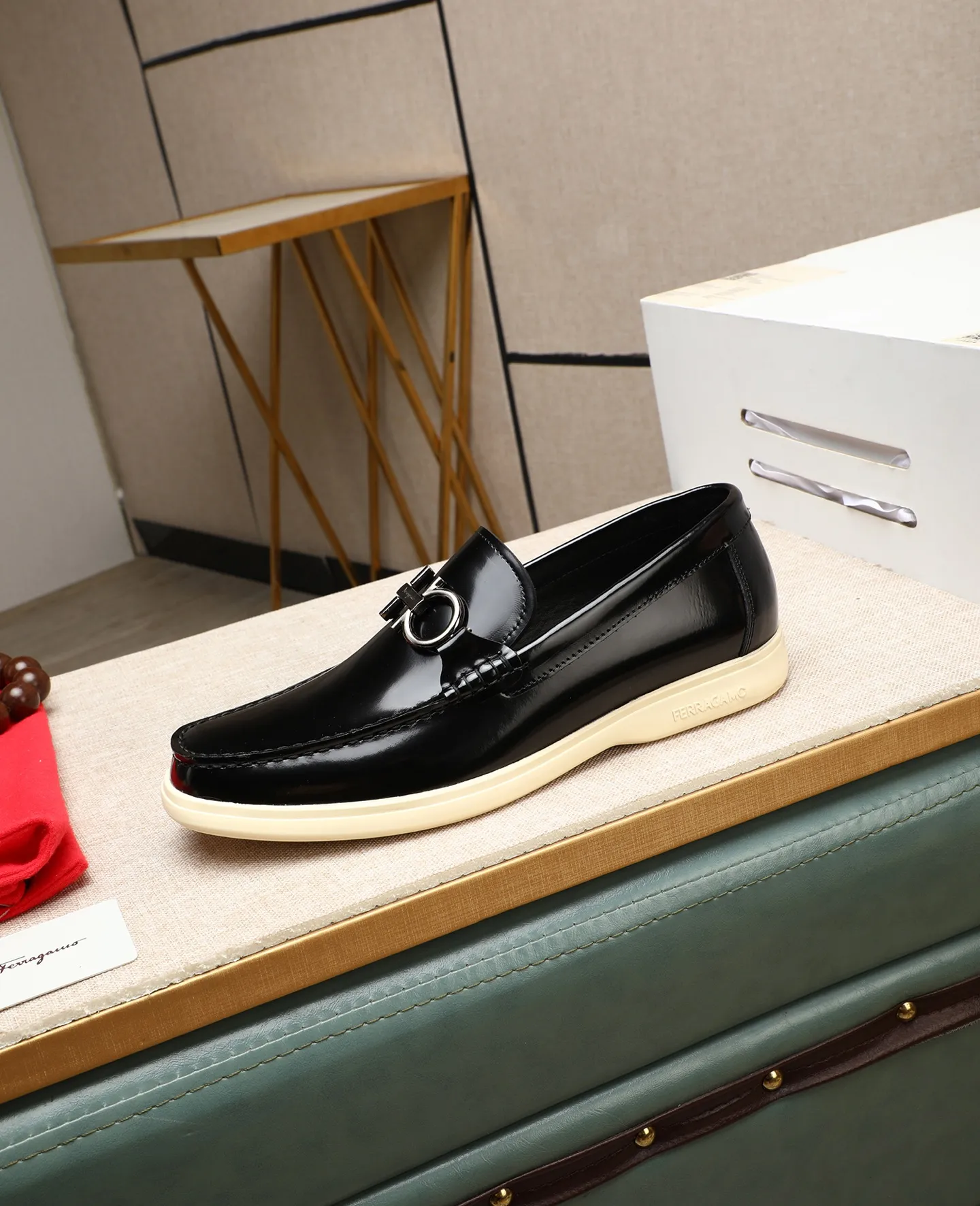 Men's shoes 💰580 📛📛(water-dyed cow lining) Salvatore Ferragamo high-end (Salvatore Ferragamo) is the top international luxury footwear brand. It comes from the fashion kingdom of Italy. It is famous all over the world for its traditional handmade design and novel styles... 🚶🏻🚶🏻New suit shoes are available simultaneously at the counter. This style is purely handmade. The fabric is imported Italian calfskin➕Soft water-dyed cowhide lining. Original authentic outsole🌀🌀Size: 38➖44 (45 46 customized)